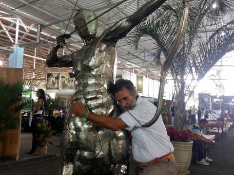 Oscar Scarpati com escultura Centauro de Ze Vasconcellos Ze Vasconcellos Metal Sculptures - Ze Vasconcellos Metal Sculptures - Metal Sculptures - Campinas - São Paulo - Brasil - 4