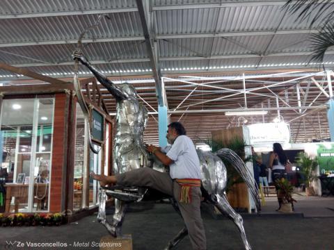 Oscar Scarpati com escultura Centauro de Ze Vasconcellos Ze Vasconcellos Metal Sculptures - Ze Vasconcellos Metal Sculptures - Metal Sculptures - Campinas - São Paulo - Brasil - 1
