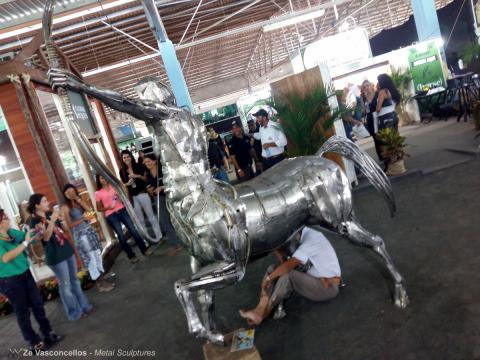 Oscar Scarpati com escultura Centauro de Ze Vasconcellos Ze Vasconcellos Metal Sculptures - Ze Vasconcellos Metal Sculptures - Metal Sculptures - Campinas - São Paulo - Brasil - 11