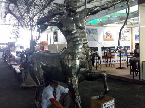 Oscar Scarpati com escultura Centauro de Ze Vasconcellos Ze Vasconcellos Metal Sculptures - Ze Vasconcellos Metal Sculptures - Metal Sculptures - Campinas - São Paulo - Brasil - 10