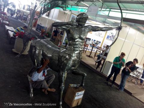 Oscar Scarpati com escultura Centauro de Ze Vasconcellos Ze Vasconcellos Metal Sculptures - Ze Vasconcellos Metal Sculptures - Metal Sculptures - Campinas - São Paulo - Brasil - 9